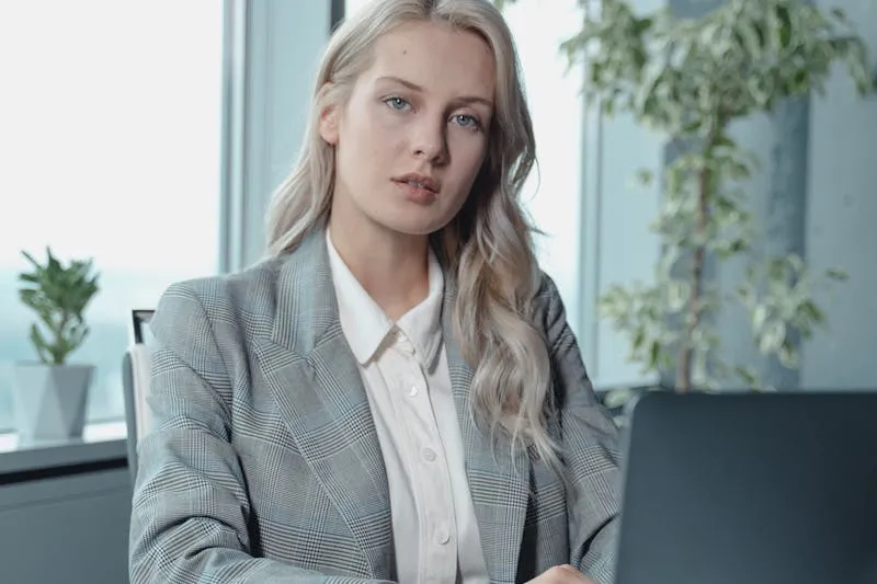 Visual diagram of the five-part wedding speech structure — hook, introduction, anecdote, pivot, toast