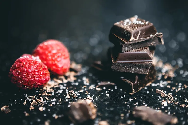 Natural sugar substitutes: dates, dark chocolate, fresh fruit, cinnamon and spices