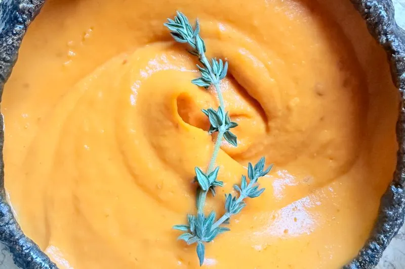 Smooth orange vegetable purée, the texture of early weaning meals